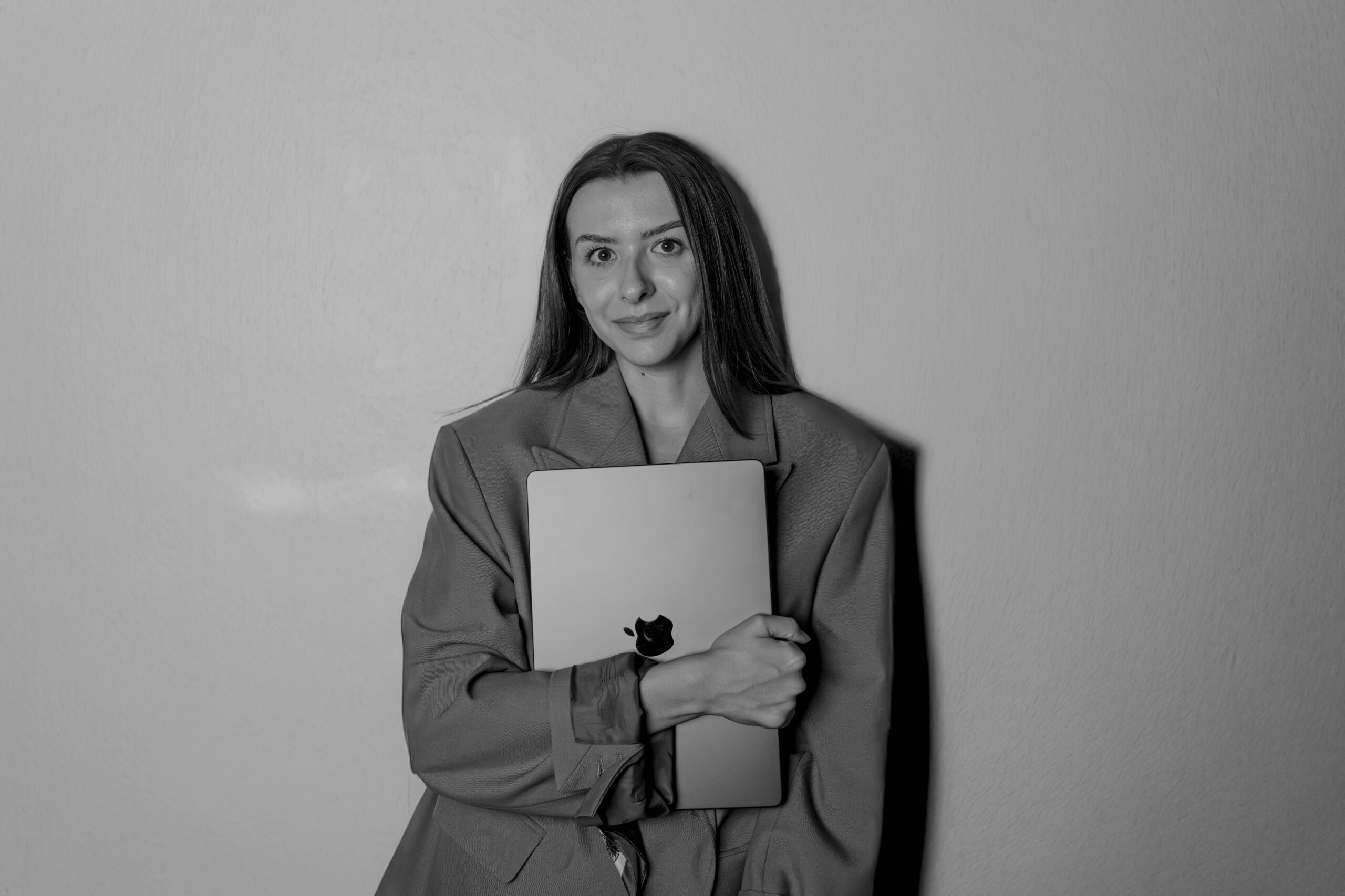Helena, vlasnica Helume studija, pozira u modernom prostoru